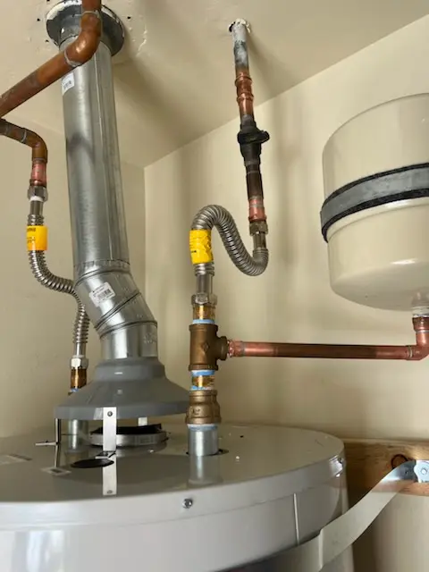 Water heater installation and plumbing repair in Del Prado Bolsa